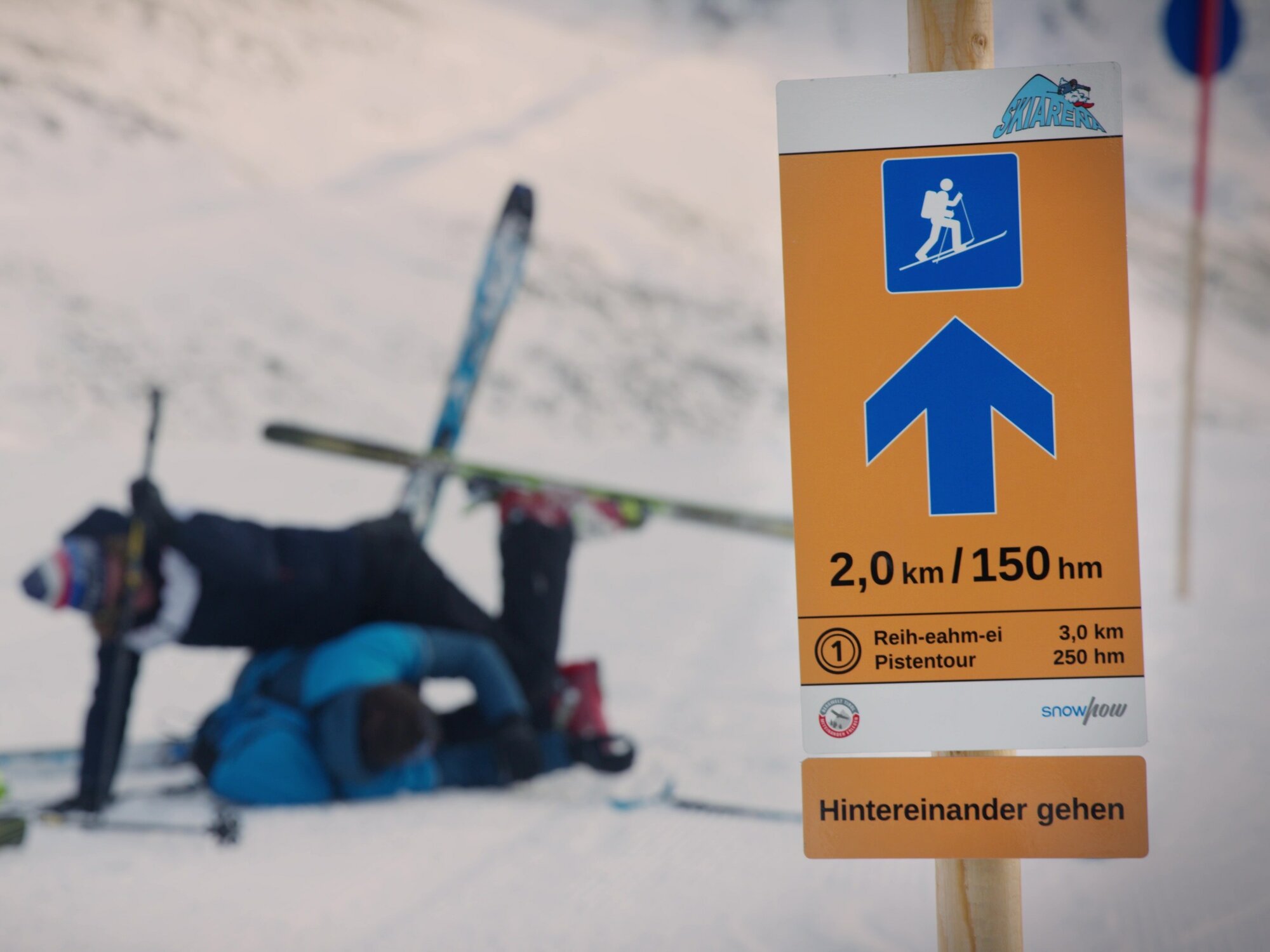 A piste tour sign indicates that you should ascend one after the other.