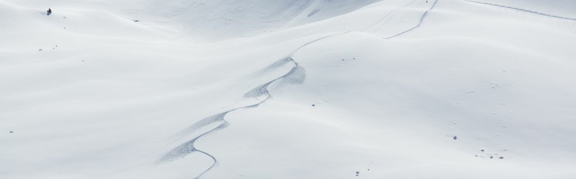 Snowboarder in snowy slope © Land Tirol