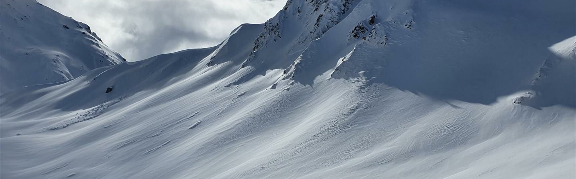 Ski tourer*in the ascent in the direction of Mölser Sonnenspitze © Land Tirol