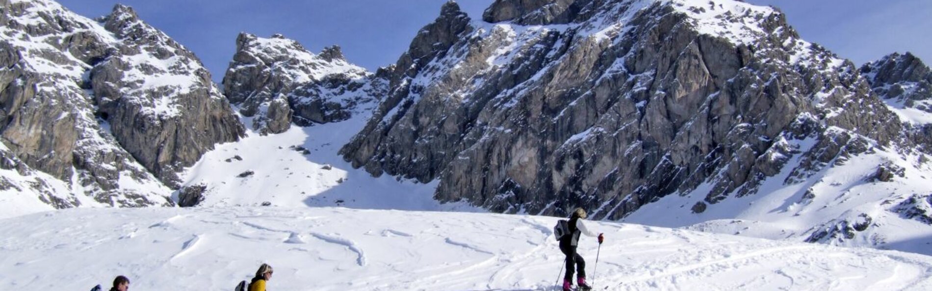 Skitourengeher*innen im Bereich der Karlsbader Hütte