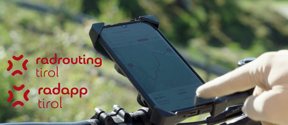 Smarthphone mounted on bicycle handlebars to use the Radapp Tirol as a navigator.