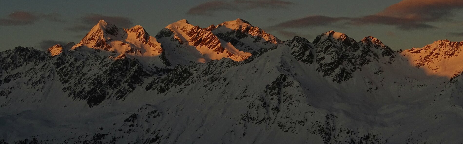 schneebedeckte Berge im ersten morgendelichen Sonnenlicht © Andreas Angermann
