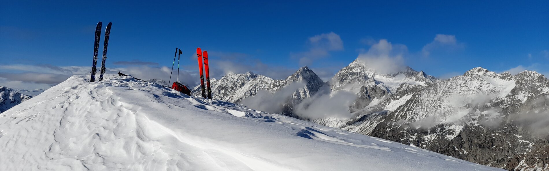 Tourenski in Schnee gesteckt auf einem Berggipfel ohne Kreuz mit Schneeverwehungen © Nationalpark Hohe Tauern; Grimm