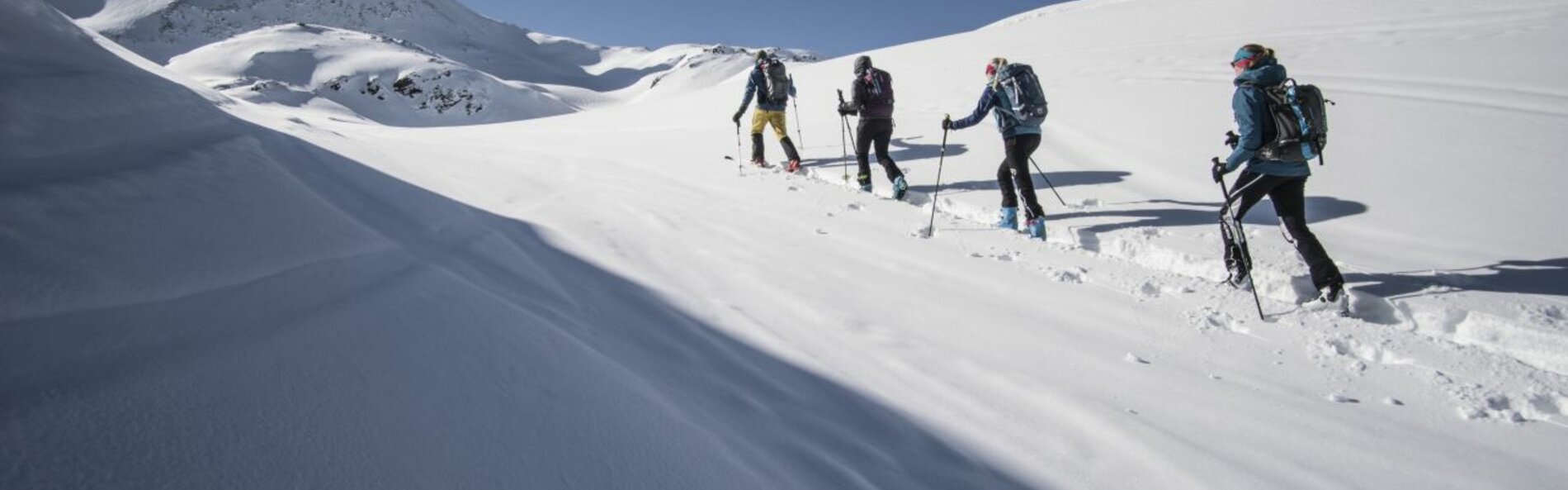 Grupe von Skitourengeher*innen m Weg zum Bösen Weibele
