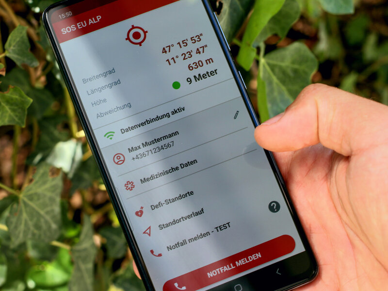 Handy mit geöffneter App SOS EU ALP. © Land Tirol/Brandhuber