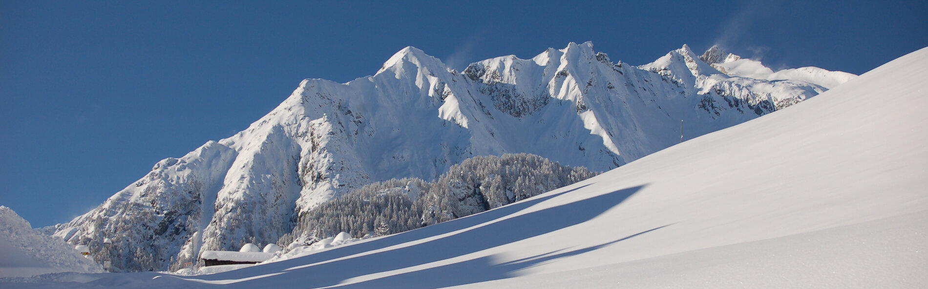 Verschneite Bergkette. Auf den Gipfeln bläst der Wind viel Schnee auf. © TVB Osttirol, F. Steiner