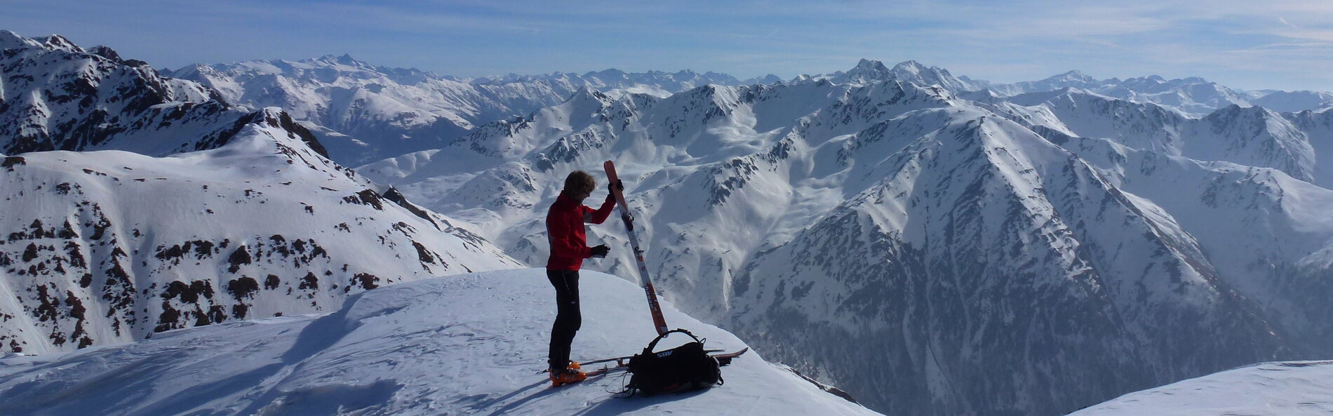 Skitourengeher beim Abfellen der Tourenski vor dem Panorama der Deferegger Alpen © Nationalpark Hohe Tauern; Wurzacher