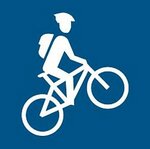 Piktogramm MTB Route leicht: Baluer Hintergrund mit weisem Mountainbiker bergauf fahrend. Symbol für leichte MTB Routen.