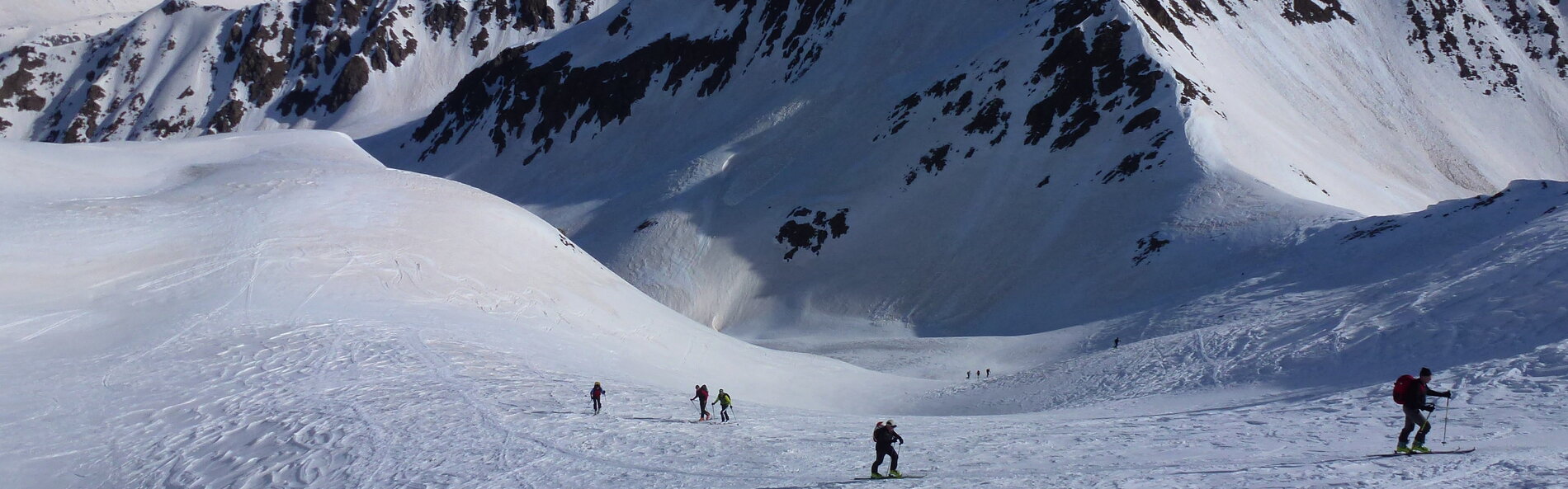 Aufstieg mehrerer Skitourengeher auf einer sonnigen Bergflanke mit leichten Schneeverwehungen © Nationalpark Hohe Tauern; Wurzacher