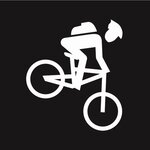 weißer Biker auf schwarzem Hintergrund, Singletrail Schwierigkeitsklasse "schwierig" schwarzem