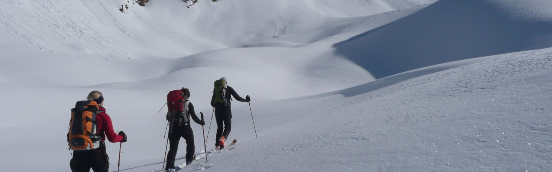 3 mountaineers on a ski tour