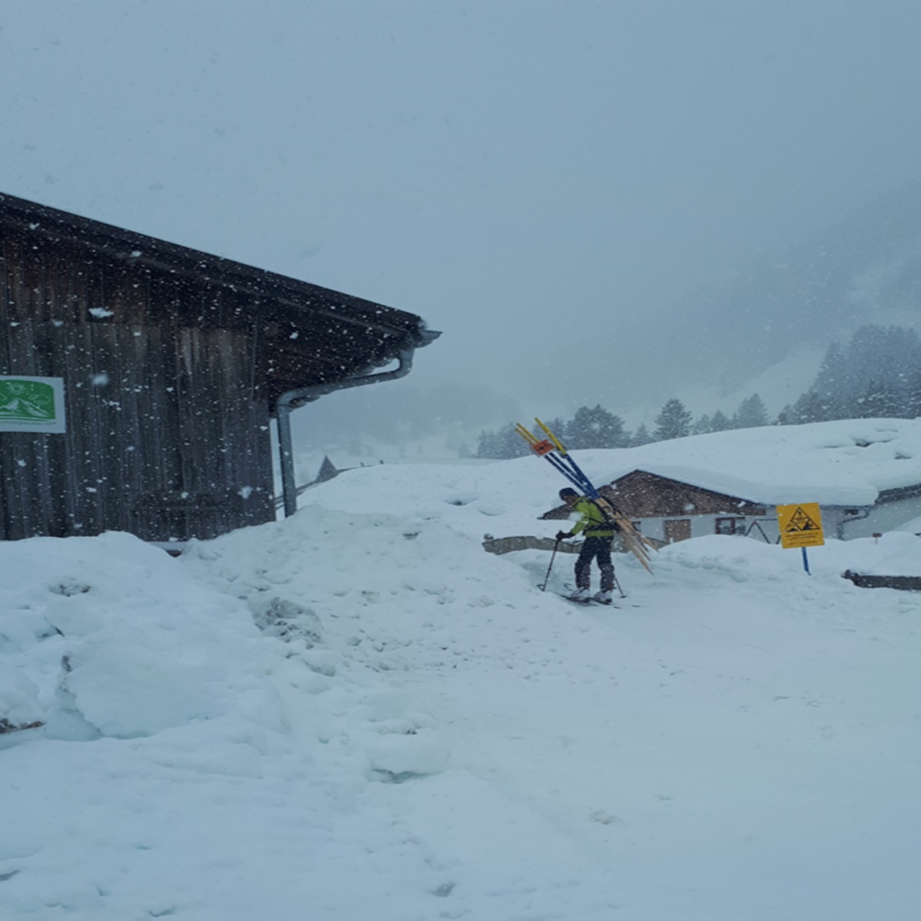 © Land Tirol Mitarbeiter des Projektes mit Schildern auf dem Rücken, bereit zum Losgehen mit den Tourenski