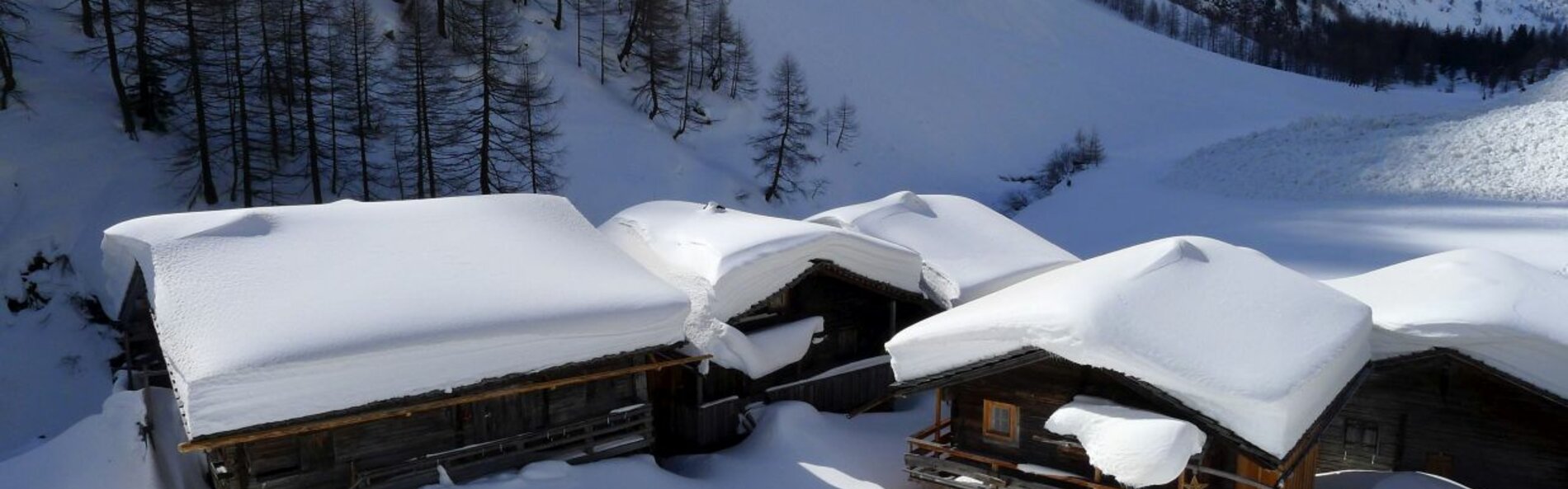 verschneite Berghütten © Land Tirol
