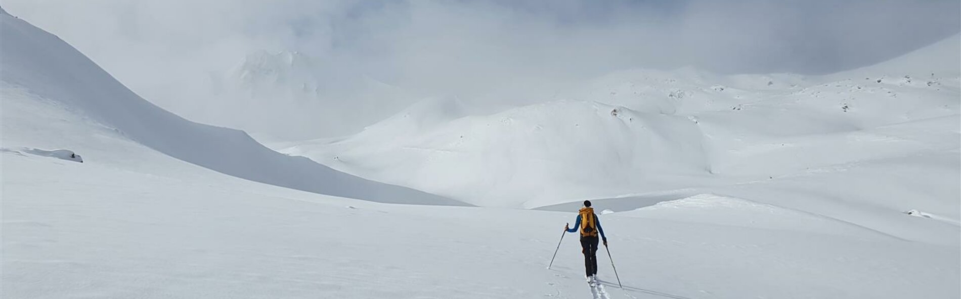 Ski tourers crossing a snow field covered with deep snow © Land Tirol