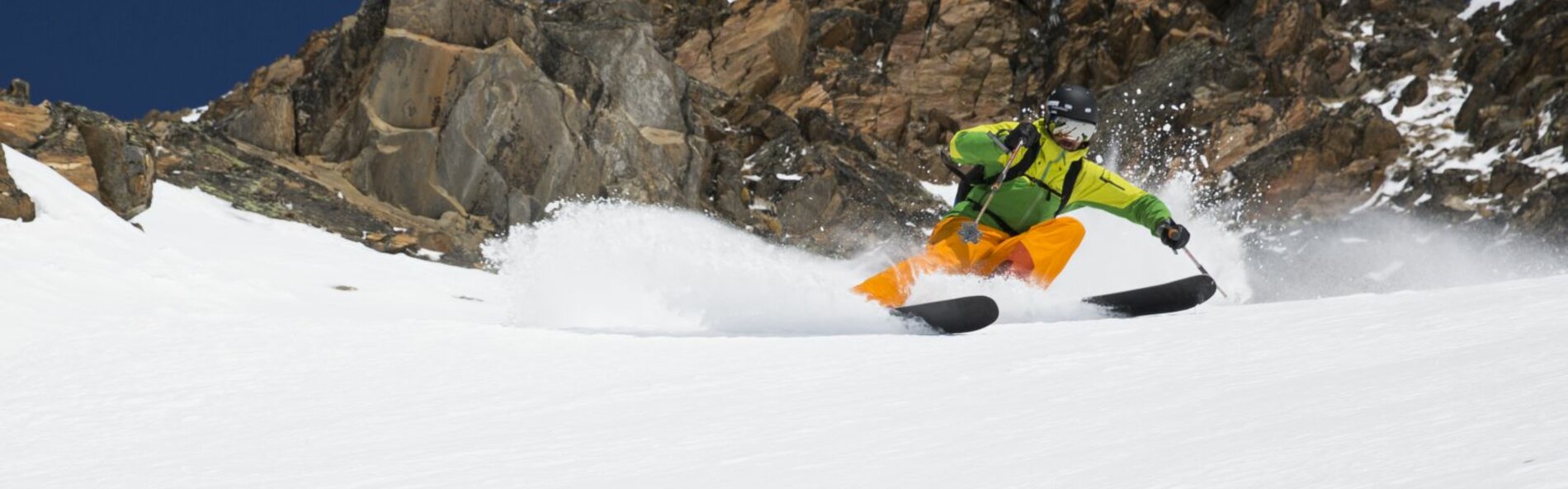 Skifahrer mit Felsen