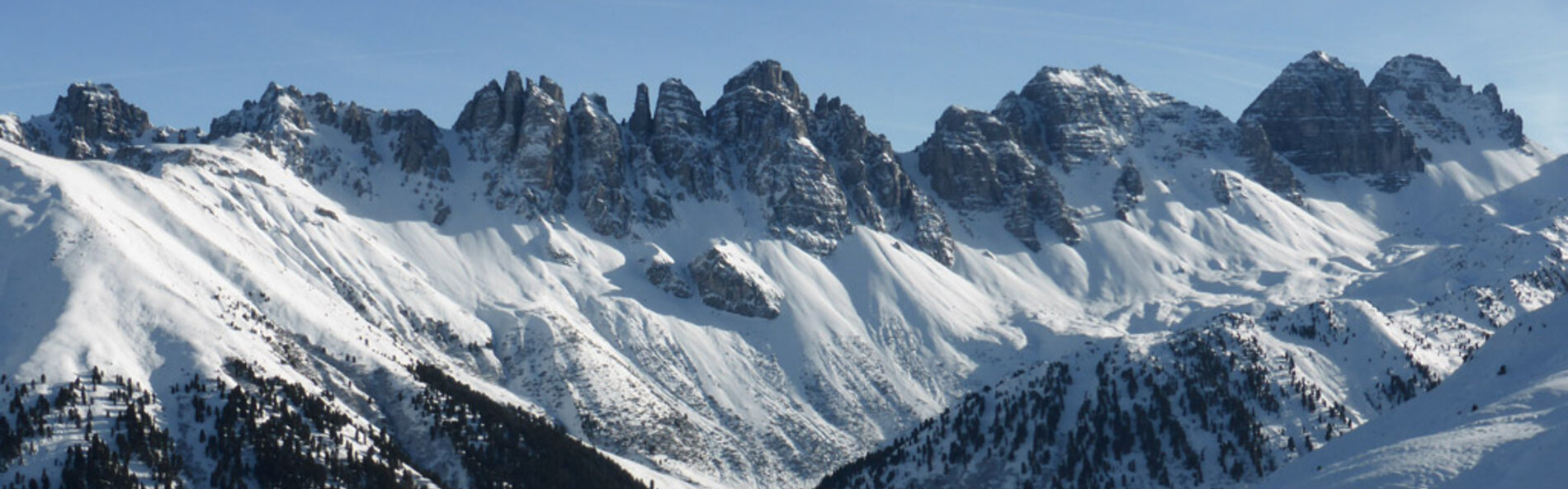 Panoramabild der tief verschneiten Kalkkögel, einer stark zerklüfteten Bergkette. © Land Tirol, Klaus Pietersteiner