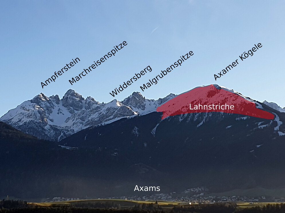 Panoramic view of the Lizumer Kessel between Ampferstein and Axamer Kögele. The protection zone on the northern slope of the Axamer Kögele is marked in red. © Land Tirol, Klaus Pietersteiner