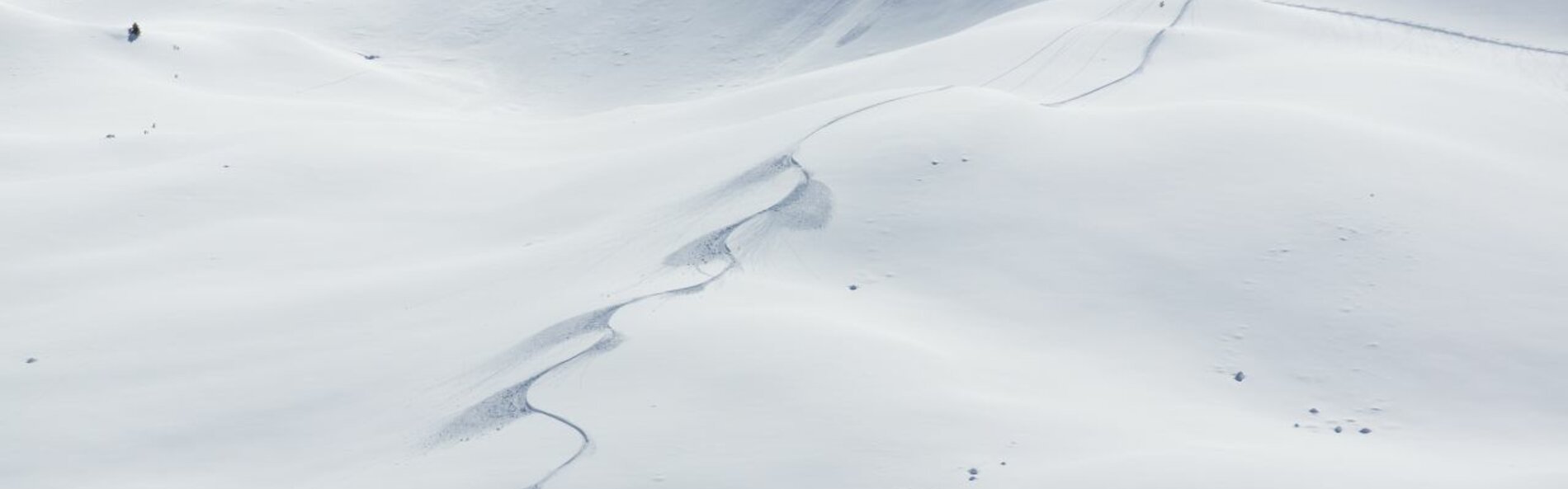 Snowboarder in verschneitem Hang