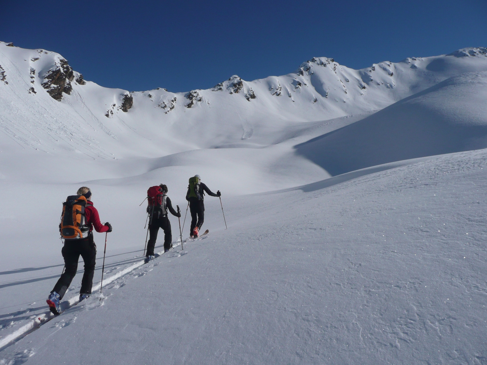 3 mountaineers on a ski tour