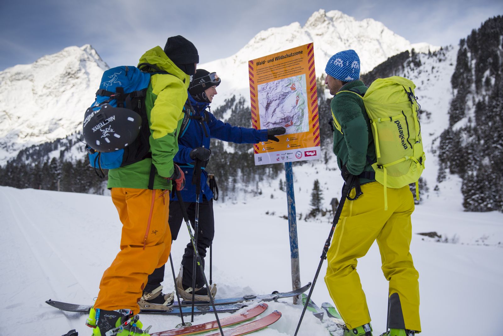 Skitourengeher informieren sich über Wild- und Waldschutzzonen © Land Tirol