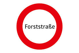 Schild Forststraße, Roter Kreis um Schrift auf weisem Hintergrund