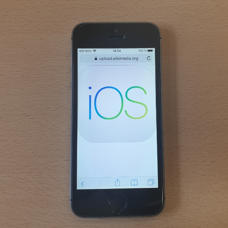 Smarthphone with iOS operating system 
