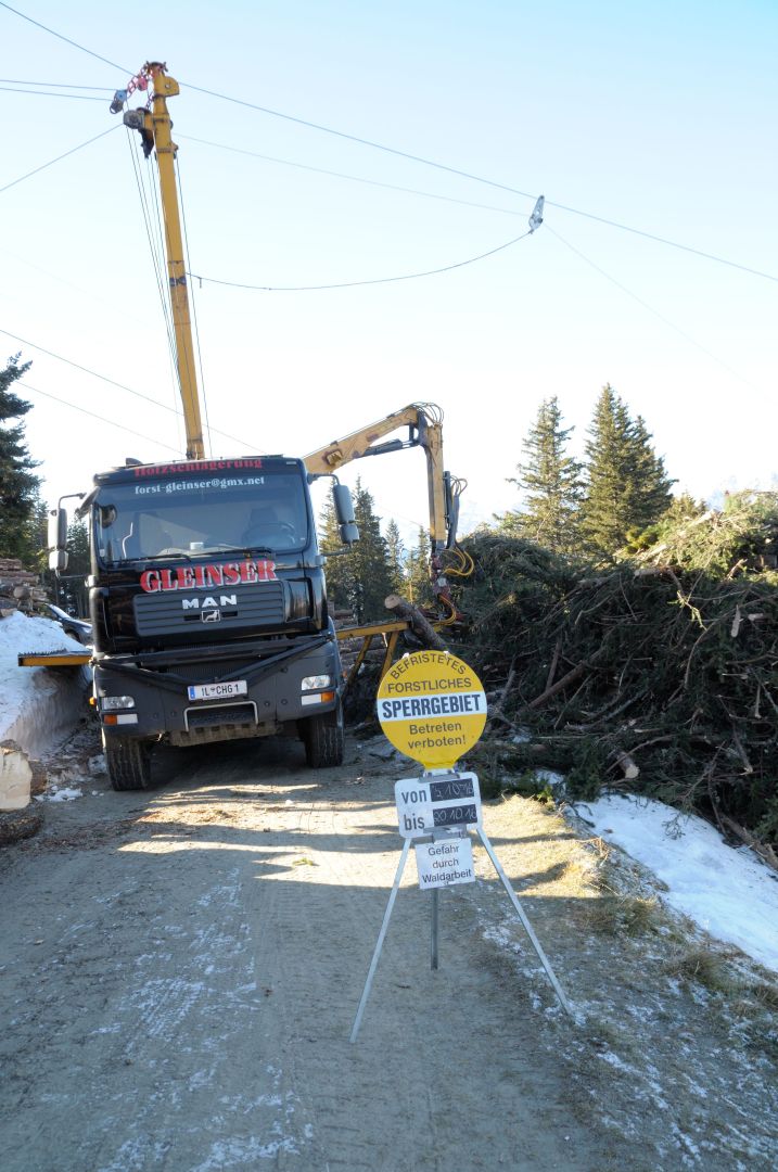 Forststraße mit LKW und forstliches Sperrgebietsschild