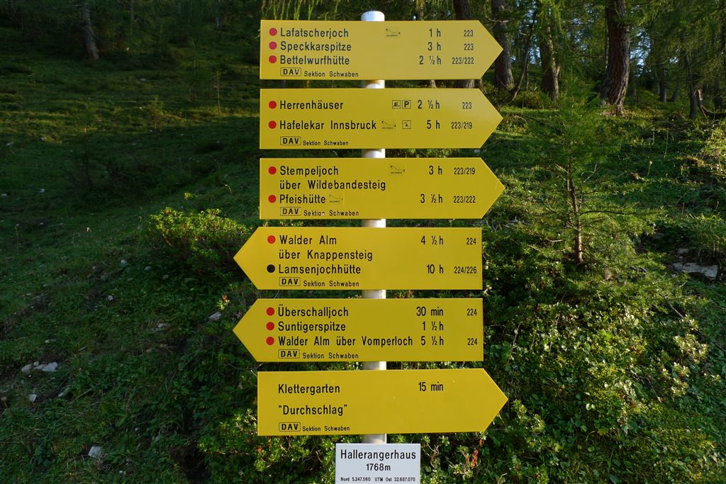 Sechs gelbe Wandertafel untereinander montiert. Ein paar zeicgen nach links und ein paar nach rechts.