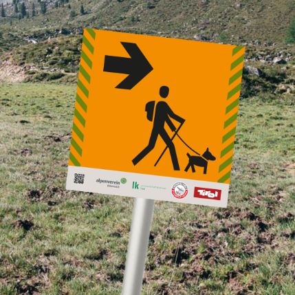 Directional sign of the grazing cattle light system, mounted on a tube.