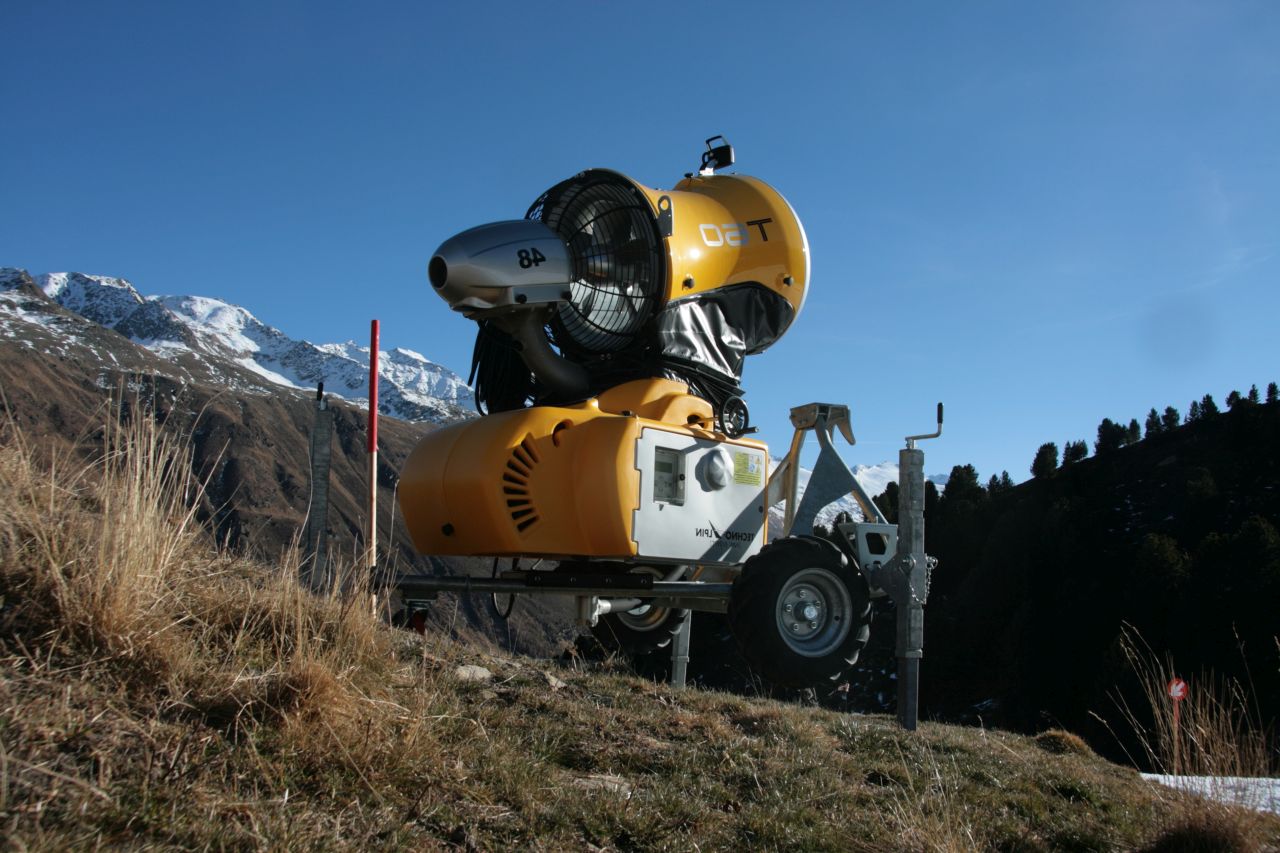 Schneekanone in Herbstlandschaft