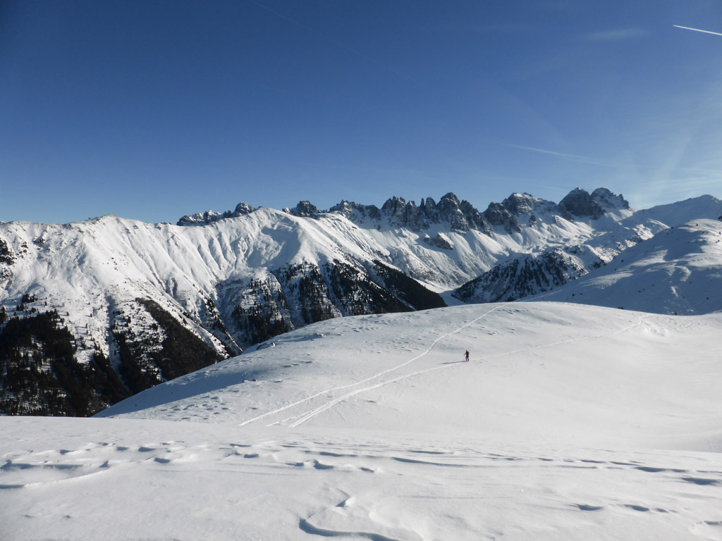 Tourer on a wide plain at Salfeins. In the background the wintry Kalkkögel. © Province of Tyrol 