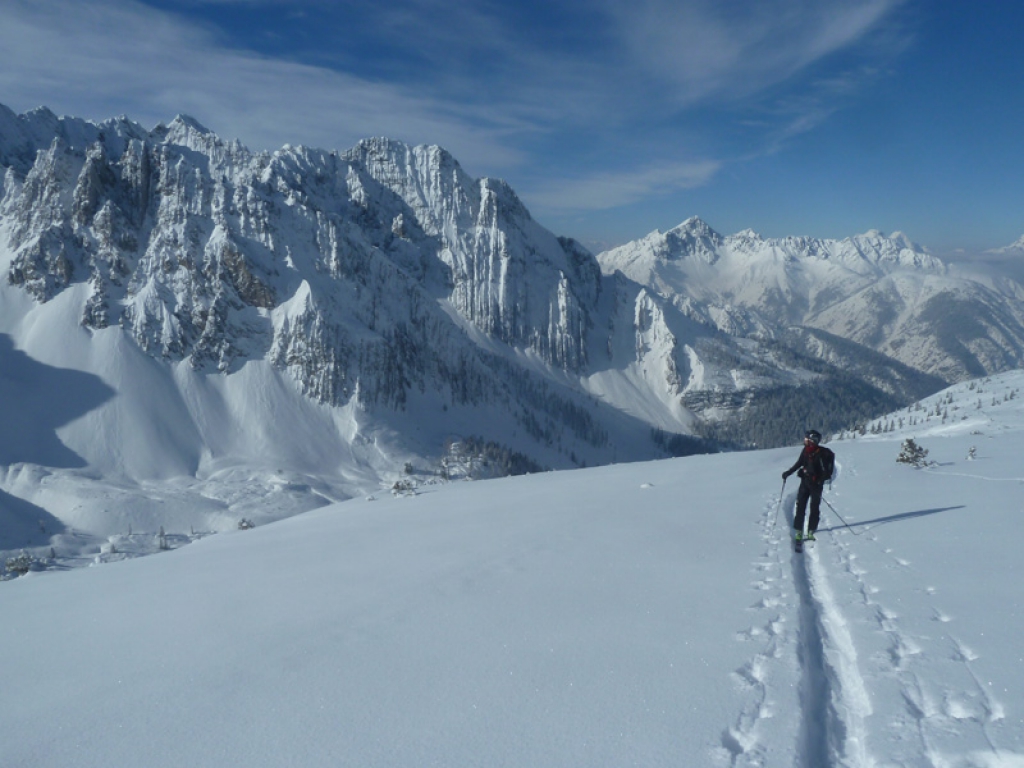 Skitourenspur am Niederbrandjoch im tief verschneiten Karwendel. © Pietersteiner