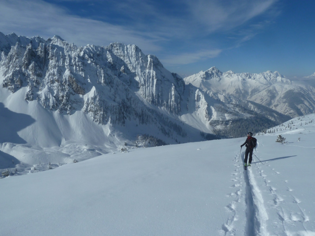 Ski touring track at Niederbrandjoch in the deep snow-covered Karwendel. © Pietersteiner