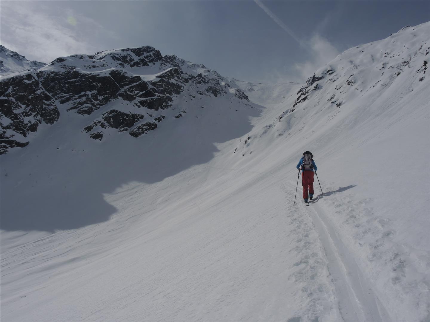 Skitourengeherin quert einen großen Hang. © Land Tirol