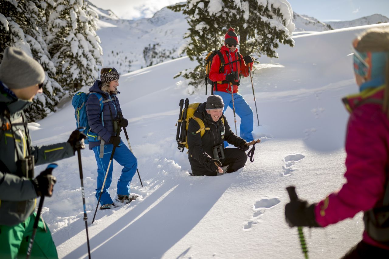 Ranger mit Touristen in Schneelandschaft