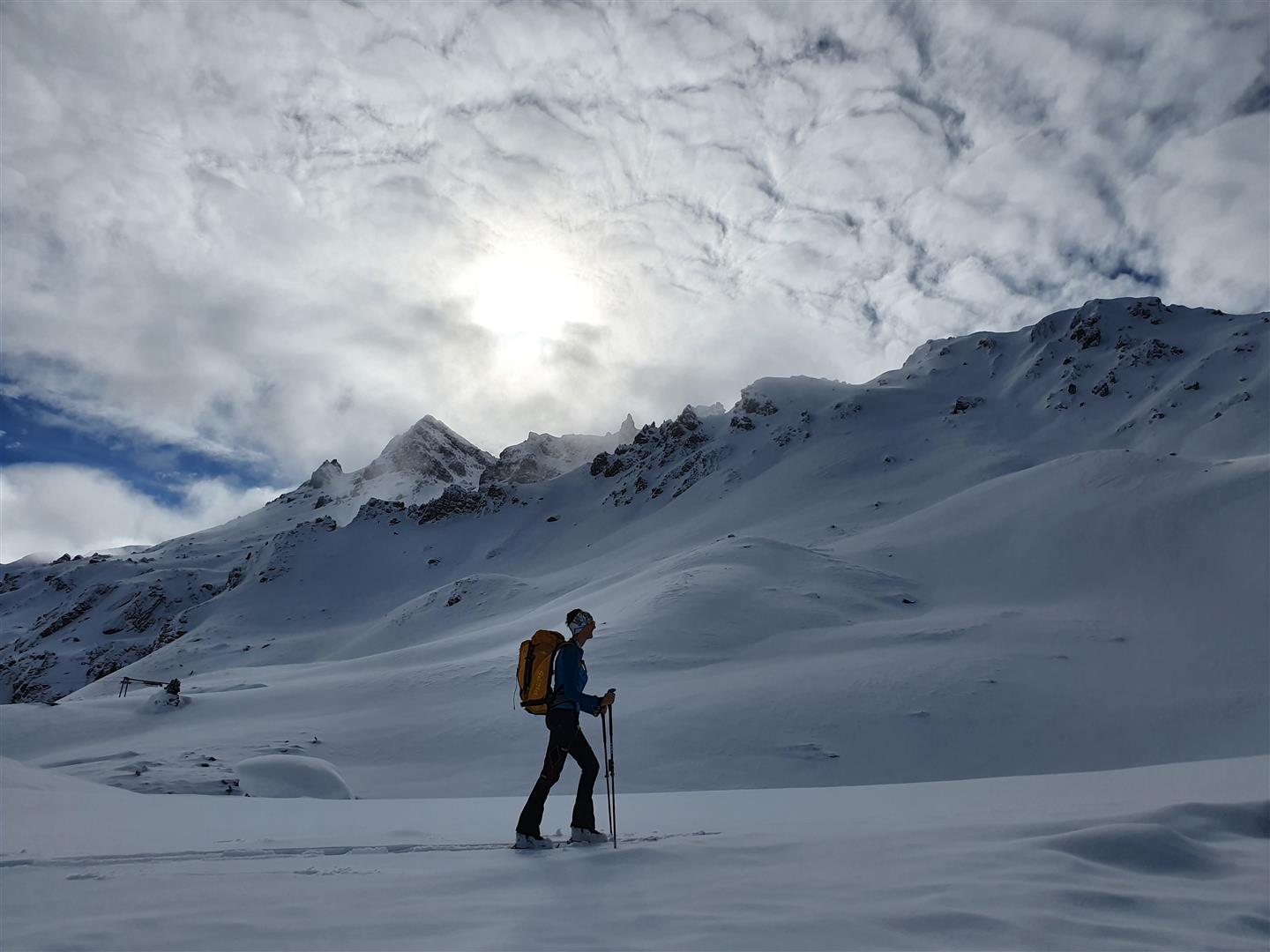 Skibergsteigerin im Aufstieg zum Tarntaler