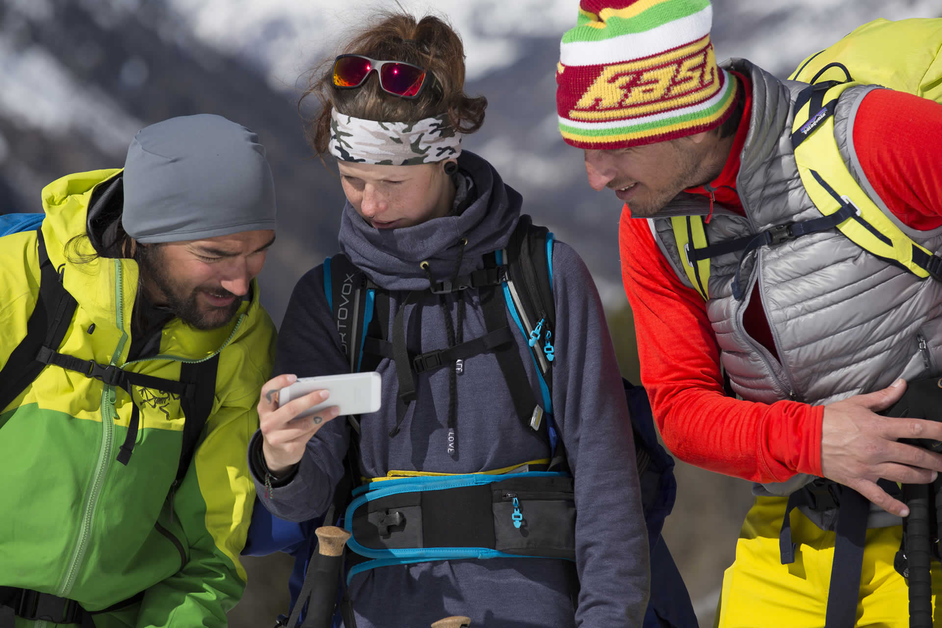 Skifahrer mit Mobiltelefon